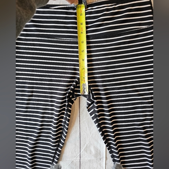 Scorpio Sol •Size Medium• Black White Striped 25.5 Inch Length Yoga Legging - Picture 4 of 6